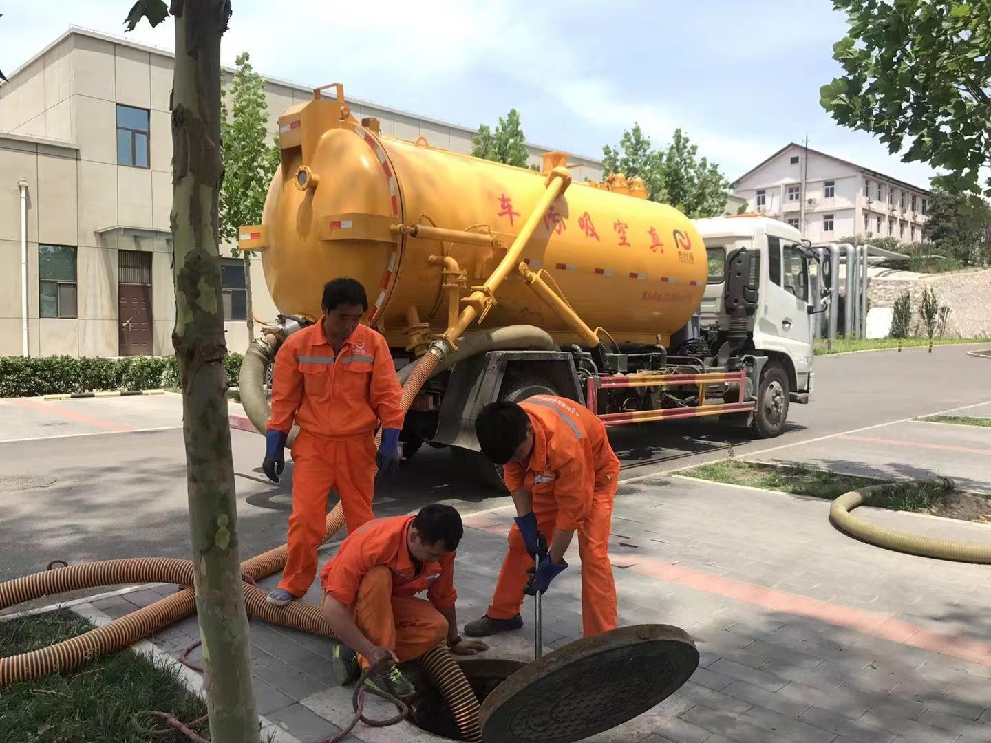 延吉管道疏通车停在窨井附近